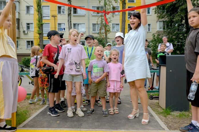 Обновлена еще одна детская площадка – в микрорайоне Львовский Обновлена еще одна детская площадка – в микрорайоне Львовский