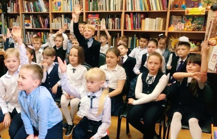 Подольская Центральная детская библиотека организовала экскурсию-знакомство «Кто куда? А мы в библиотеку!» для первоклассников Подольская Центральная детская библиотека организовала экскурсию-знакомство «Кто куда? А мы в библиотеку!» для первоклассников