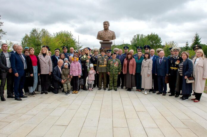 Бюст Героя России Николая Куимова открыли в подольском поселке Бюст Героя России Николая Куимова открыли в подольском поселке