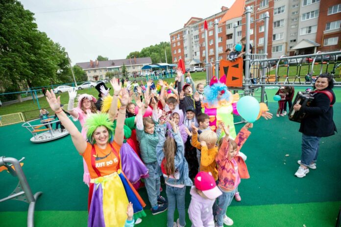 В Сынково открыли детскую игровую площадку В Сынково открыли детскую игровую площадку