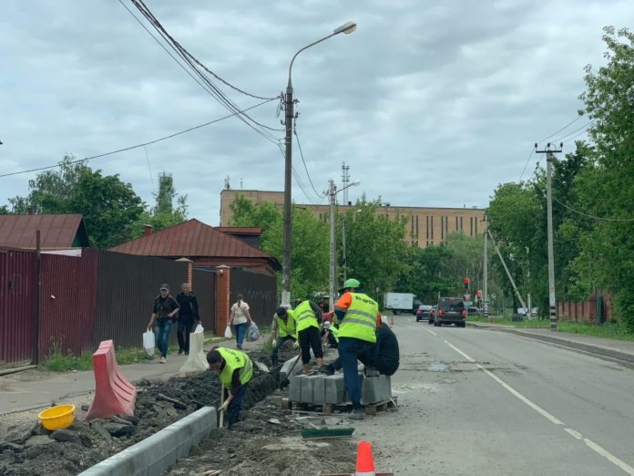 В микрорайоне Климовск продолжаются дорожные работы В микрорайоне Климовск продолжаются дорожные работы