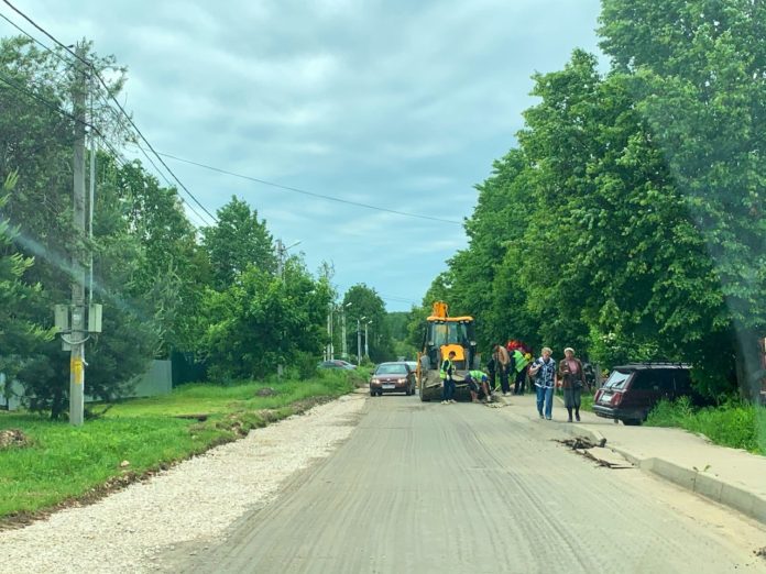 Ремонт асфальтового покрытия ведется в микрорайоне Климовск