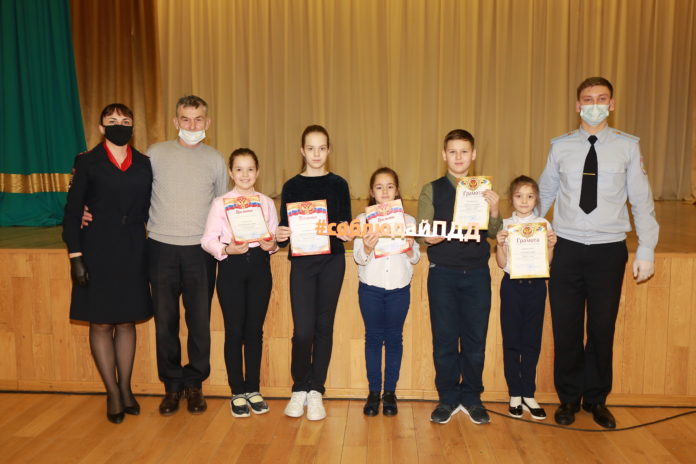 За участие в конкурсе по ПДД в Дубровицкой школе автоинспекторы наградили учеников