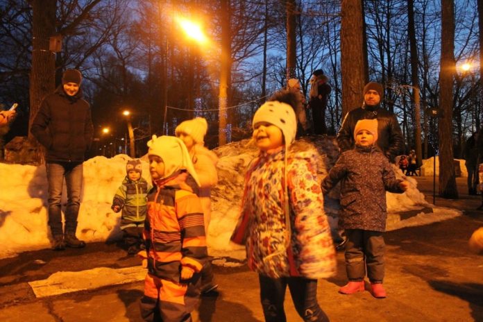 В парке «Дубрава» состоялась вечерняя дискотека в честь Дня театра В парке «Дубрава» состоялась вечерняя дискотека в честь Дня театра