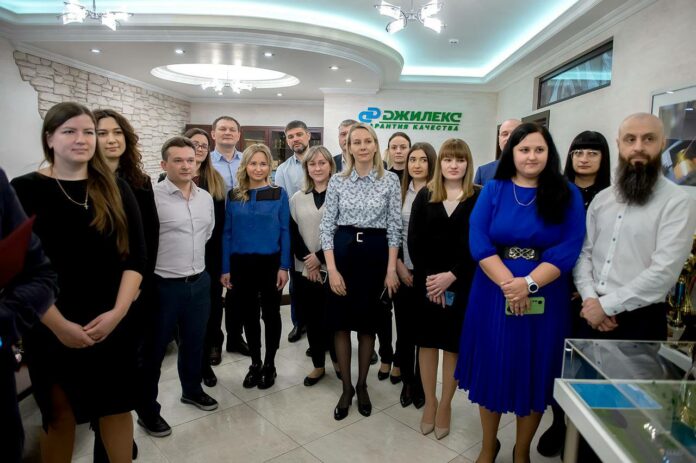 Сотрудниц климовского предприятия наградили за вклад в развитие промышленности Сотрудниц климовского предприятия наградили за вклад в развитие промышленности