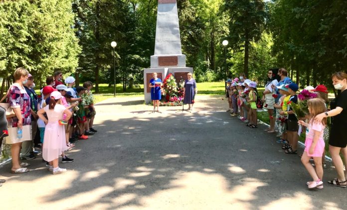 Митинг, посвященный Дню памяти и скорби состоялся около ДК «Плещеево» 22 июня Митинг, посвященный Дню памяти и скорби состоялся около ДК «Плещеево» 22 июня