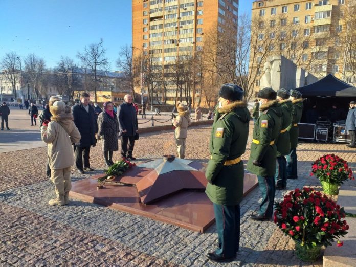 Глава округа Николай Пестов возложил цветы в честь 79-й годовщины контрнаступления советских войск в... Глава округа Николай Пестов возложил цветы в честь 79-й годовщины контрнаступления советских войск в...