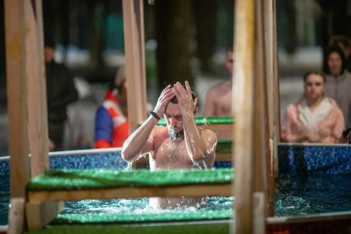 Более трех с половиной тысяч подольчан приняли участие в крещенских купаниях