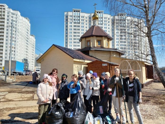 Учащиеся Большого Подольска приняли участие в субботнике на прихрамовой территории Никольского храма Учащиеся Большого Подольска приняли участие в субботнике на прихрамовой территории Никольского храма
