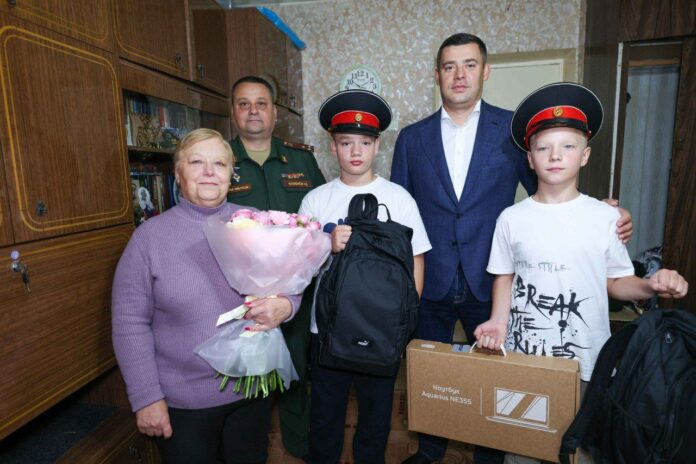 Юных подольчан поздравил с началом учебного года Григорий Артамонов