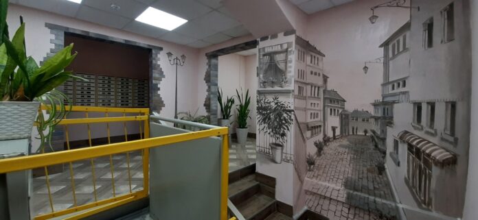 В одном из подъездов дома 15 по ул. Академика Доллежаля появилось настенное панно В одном из подъездов дома 15 по ул. Академика Доллежаля появилось настенное панно