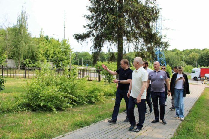 Мониторинг содержания территории поселка Кузнечики выявил недостатки