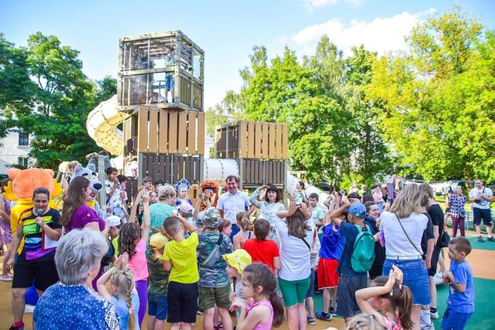 Губернаторская детская площадка открылась в микрорайоне Львовском Губернаторская детская площадка открылась в микрорайоне Львовском