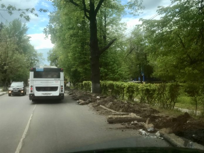 В микрорайоне Климовск ведутся дорожные работы на двух улицах