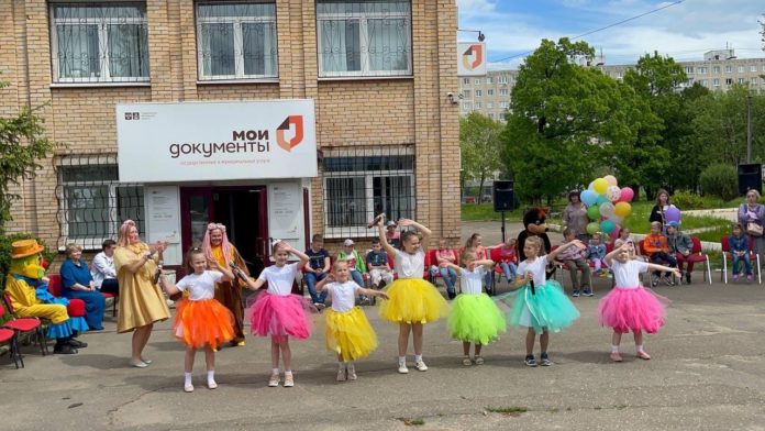 Для детей работников подольского МФЦ провели праздничную программу артисты ДК «Плещеево»