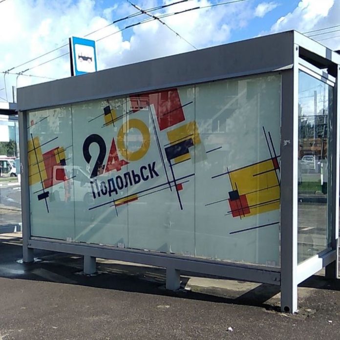 В округе приступили к праздничному оформлению остановок ко Дню города В округе приступили к праздничному оформлению остановок ко Дню города