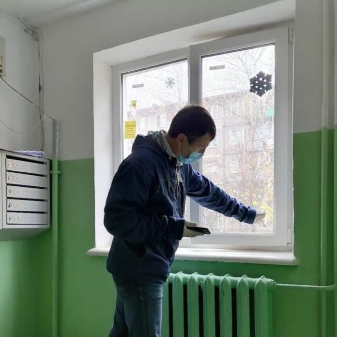 В Большом Подольске проверяют качество проведения дезинфекции подъездов В Большом Подольске проверяют качество проведения дезинфекции подъездов