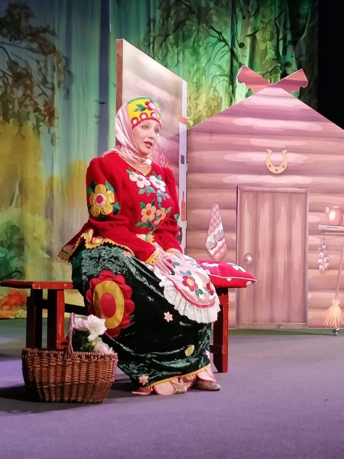 В ДК «Октябрь» прошел интерактивный спектакль «Сказки тетушки Арины» В ДК «Октябрь» прошел интерактивный спектакль «Сказки тетушки Арины»