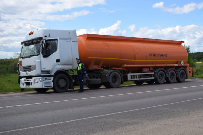 На дорогах Большого Подольска проходит профилактический рейд «Опасный груз»