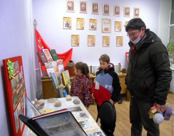 Читатели библиотеки № 2 познакомились краеведческими выставками Читатели библиотеки № 2 познакомились краеведческими выставками