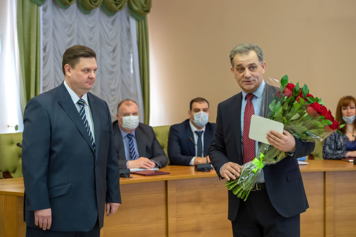 Глава округа Николай Пестов вручил муниципальные награды Галине Нерюевой и Александру Литвину Глава округа Николай Пестов вручил муниципальные награды Галине Нерюевой и Александру Литвину