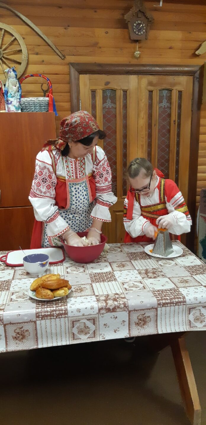 Участники фольклорного ансамбля “Потешки” квасили капусту в рамках фольклорного мероприятия Участники фольклорного ансамбля “Потешки” квасили капусту в рамках фольклорного мероприятия