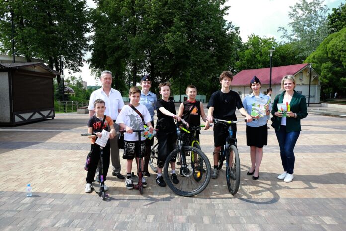 В парках культуры и отдыха Московской области сотрудники Госавтоинспекции проводят беседы с юными пешеходами... В парках культуры и отдыха Московской области сотрудники Госавтоинспекции проводят беседы с юными пешеходами...