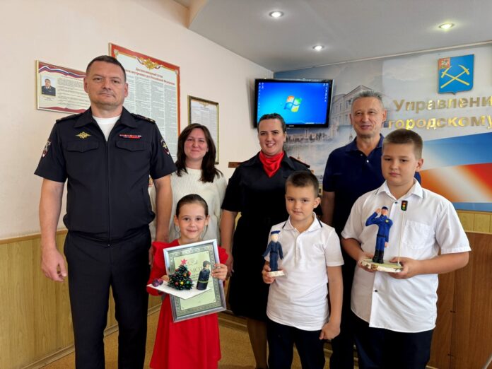 В Подольске сотрудники полиции и общественники наградили детей – участников конкурса «Полицейский Дядя Стёпа» В Подольске сотрудники полиции и общественники наградили детей – участников конкурса «Полицейский Дядя Стёпа»