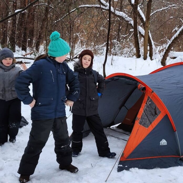 Урок установки палатки в экстремальных условиях провели для юных спасателей Подольска