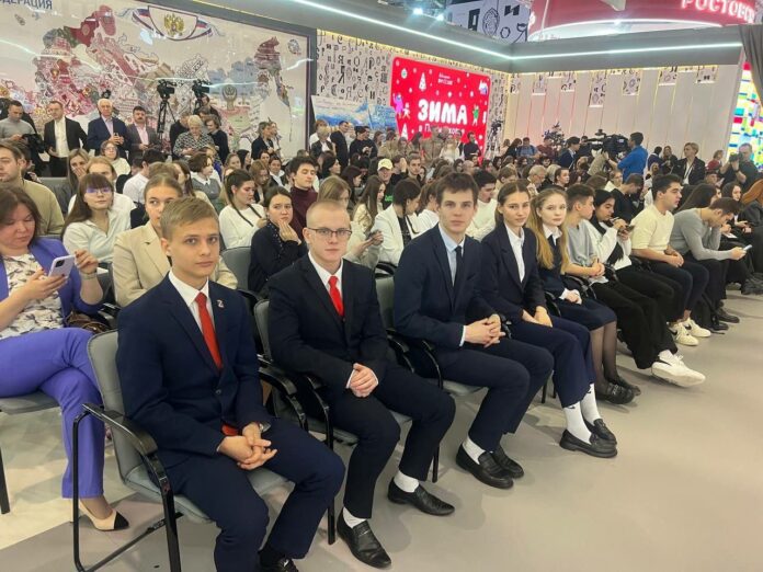 Юные жители Подольска встретились с губернатором Воробьевым на выставке «Россия» Юные жители Подольска встретились с губернатором Воробьевым на выставке «Россия»