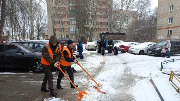Продолжается борьба со снежной стихией в Большом Подольске Продолжается борьба со снежной стихией в Большом Подольске