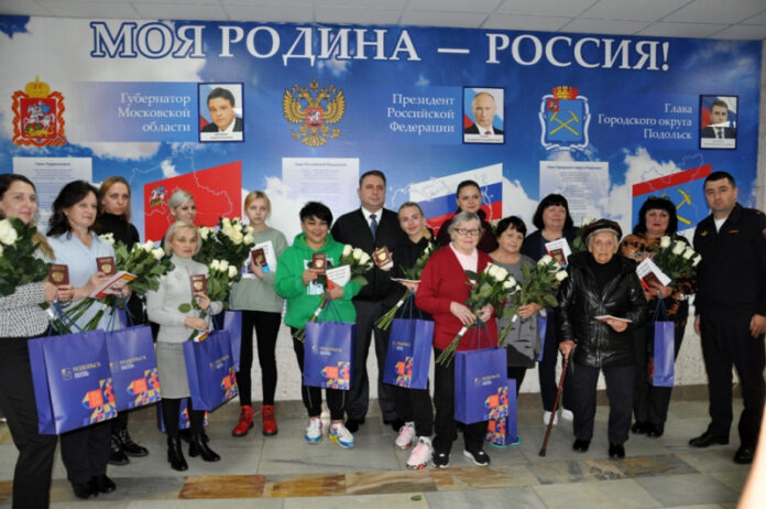 Вручение паспортов жителям ЛНР и ДНР Вручение паспортов жителям ЛНР и ДНР