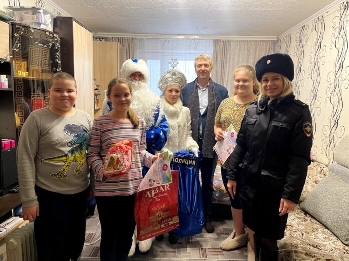 В Подольске полицейский Дед Мороз пришел в гости к детям, оказавшимся в сложной жизненной... В Подольске полицейский Дед Мороз пришел в гости к детям, оказавшимся в сложной жизненной...