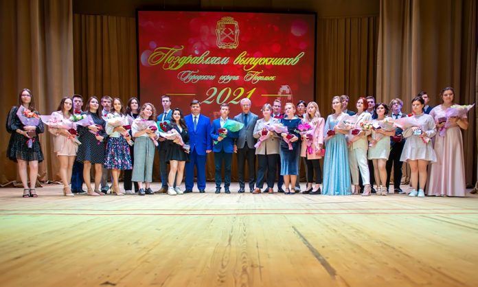 Николай Пестов и Вячеслав Фетисов поздравили подольских выпускников с успешным окончанием школы Николай Пестов и Вячеслав Фетисов поздравили подольских выпускников с успешным окончанием школы