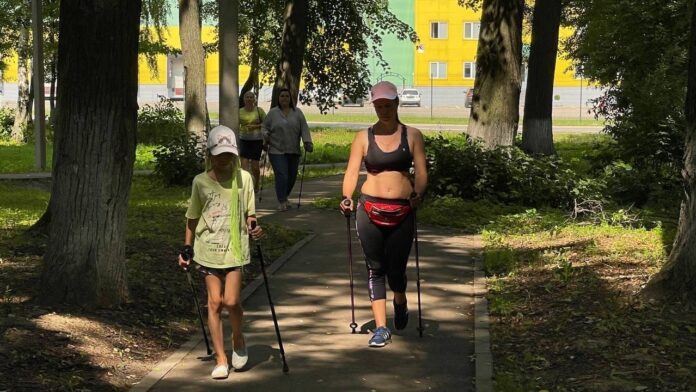 Занятия северной ходьбой проходят в парке села Сынково Занятия северной ходьбой проходят в парке села Сынково
