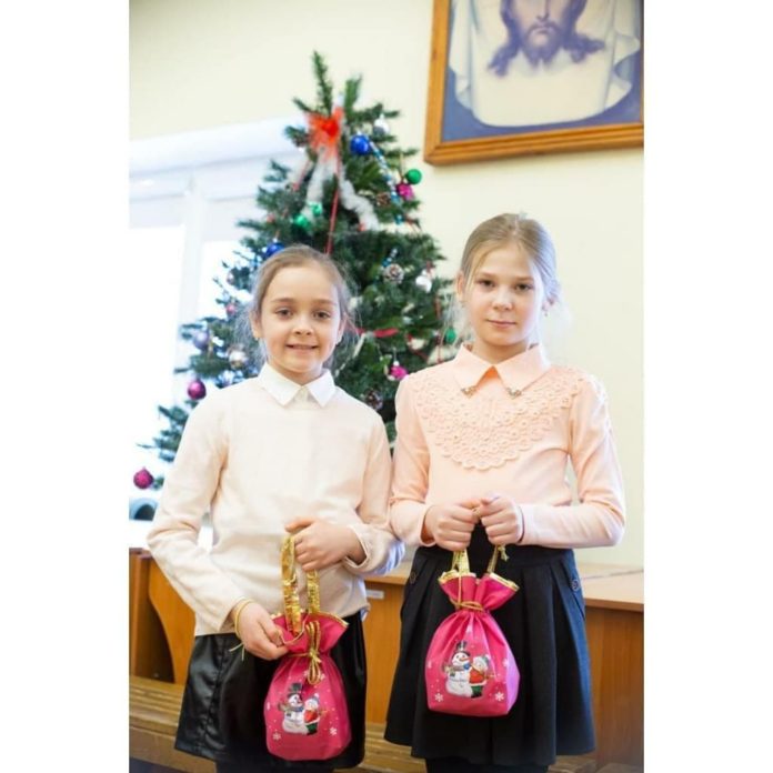 Глава округа Николай Пестов поздравил учащихся школы Троицкого собора с Рождеством Глава округа Николай Пестов поздравил учащихся школы Троицкого собора с Рождеством