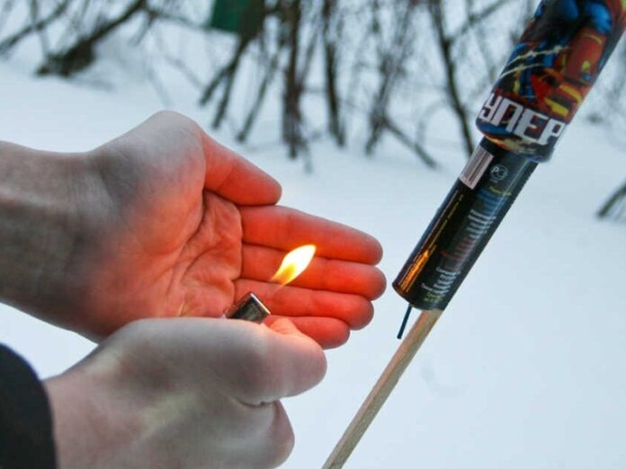 При использовании пиротехники нужно соблюдать правила безопасности При использовании пиротехники нужно соблюдать правила безопасности