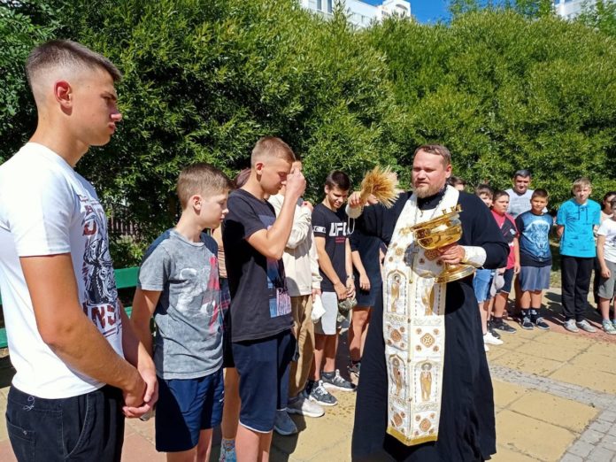 Настоятель Никольского храма благословил подольских спортсменов на тренировочные сборы в Крым Настоятель Никольского храма благословил подольских спортсменов на тренировочные сборы в Крым