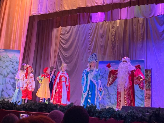 В ДК имени 1 Мая прошел спектакль “Новогодние приключения в поисках хорошего настроения”