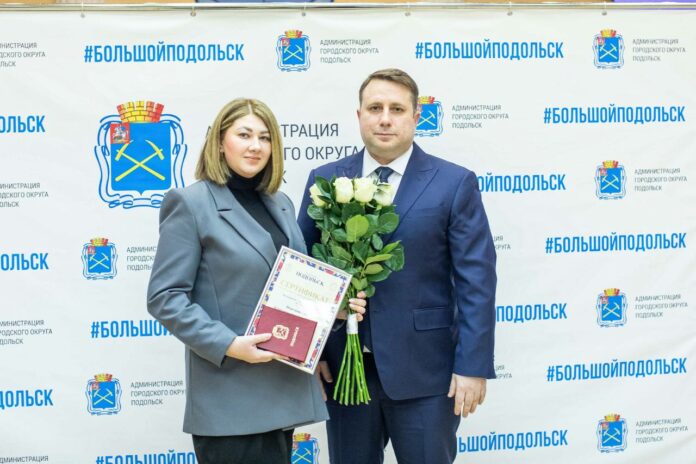 Глава Подольска Дмитрий Жариков вручил сертификаты на предоставление служебного жилья медработникам Глава Подольска Дмитрий Жариков вручил сертификаты на предоставление служебного жилья медработникам