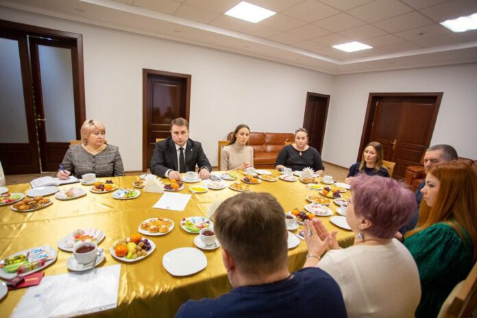 Глава Подольска Дмитрий Жариков вручил 10 старостам сельских населенных пунктов округа удостоверения и нагрудные... Глава Подольска Дмитрий Жариков вручил 10 старостам сельских населенных пунктов округа удостоверения и нагрудные...