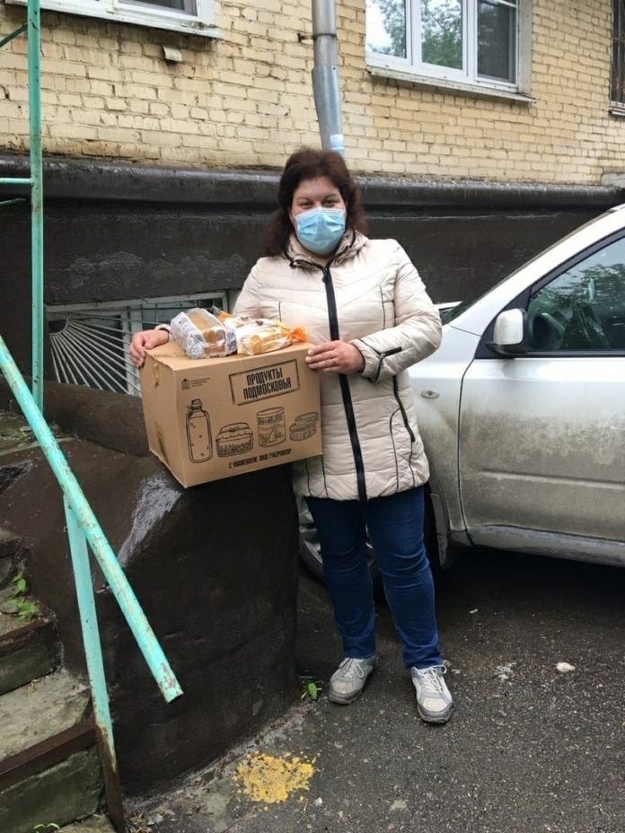 Активисты молодежных и общественных организаций Большого Подольска доставляют продуктовые наборы пенсионерам и многодетным семьям