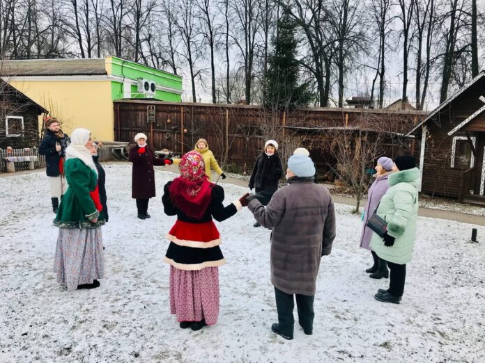 В СДК “Романцево” для участников проекта “Активное долголетие” прошла фольклорная программа “За околицей” В СДК “Романцево” для участников проекта “Активное долголетие” прошла фольклорная программа “За околицей”