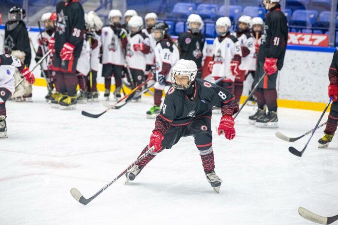 Тренировку для юных хоккеистов провел игрок КХЛ Егор Воронков  Тренировку для юных хоккеистов провел игрок КХЛ Егор Воронков