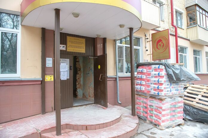 Ведутся ремонтные работы в помещении детской поликлиники на Ревпроспекте Ведутся ремонтные работы в помещении детской поликлиники на Ревпроспекте