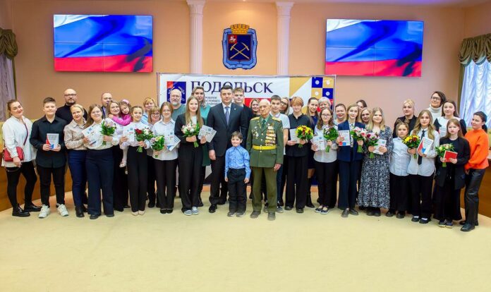 В преддверии Дня защитника Отечества юным подольчанам вручили паспорта В преддверии Дня защитника Отечества юным подольчанам вручили паспорта