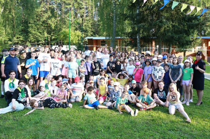 В летних оздоровительных лагерях Подмосковья автоинспекторы и именитые спортсмены проводят практикумы «Спорт и ПДД... В летних оздоровительных лагерях Подмосковья автоинспекторы и именитые спортсмены проводят практикумы «Спорт и ПДД...