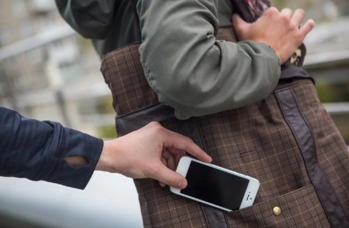 Подозреваемого в краже мобильного телефона задержали полицейские в Подольске