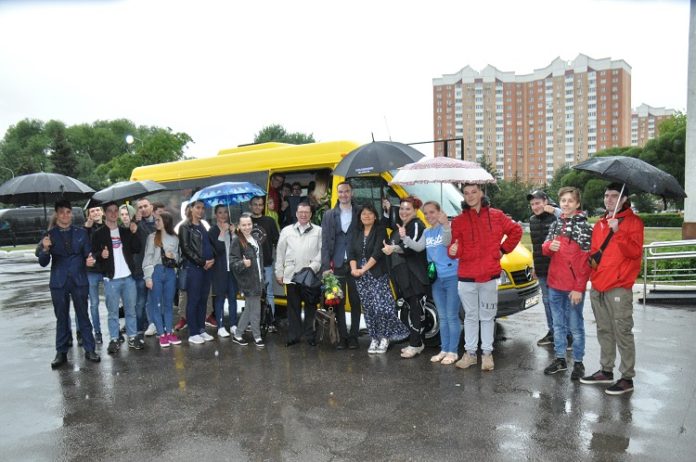 Многодетная семья из Подольска получила в подарок автобус