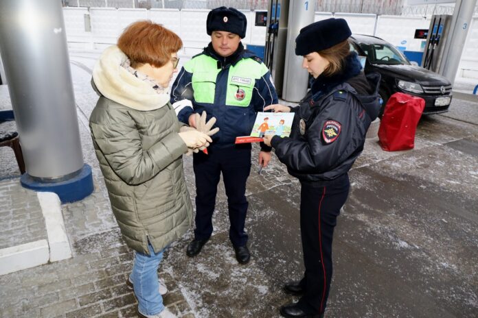 Сотрудники Госавтоинспекции Подольска  провели разъяснительные беседы с водителями на территории автозаправочных комплексов Сотрудники Госавтоинспекции Подольска  провели разъяснительные беседы с водителями на территории автозаправочных комплексов